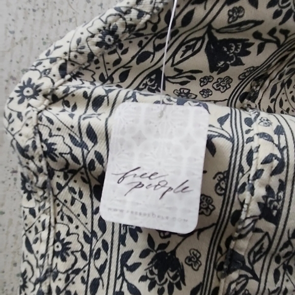 Free People Modern Femme Flower Denim Mini Stretch Skirt Size 0 MSRP $60 - Picture 3 of 5